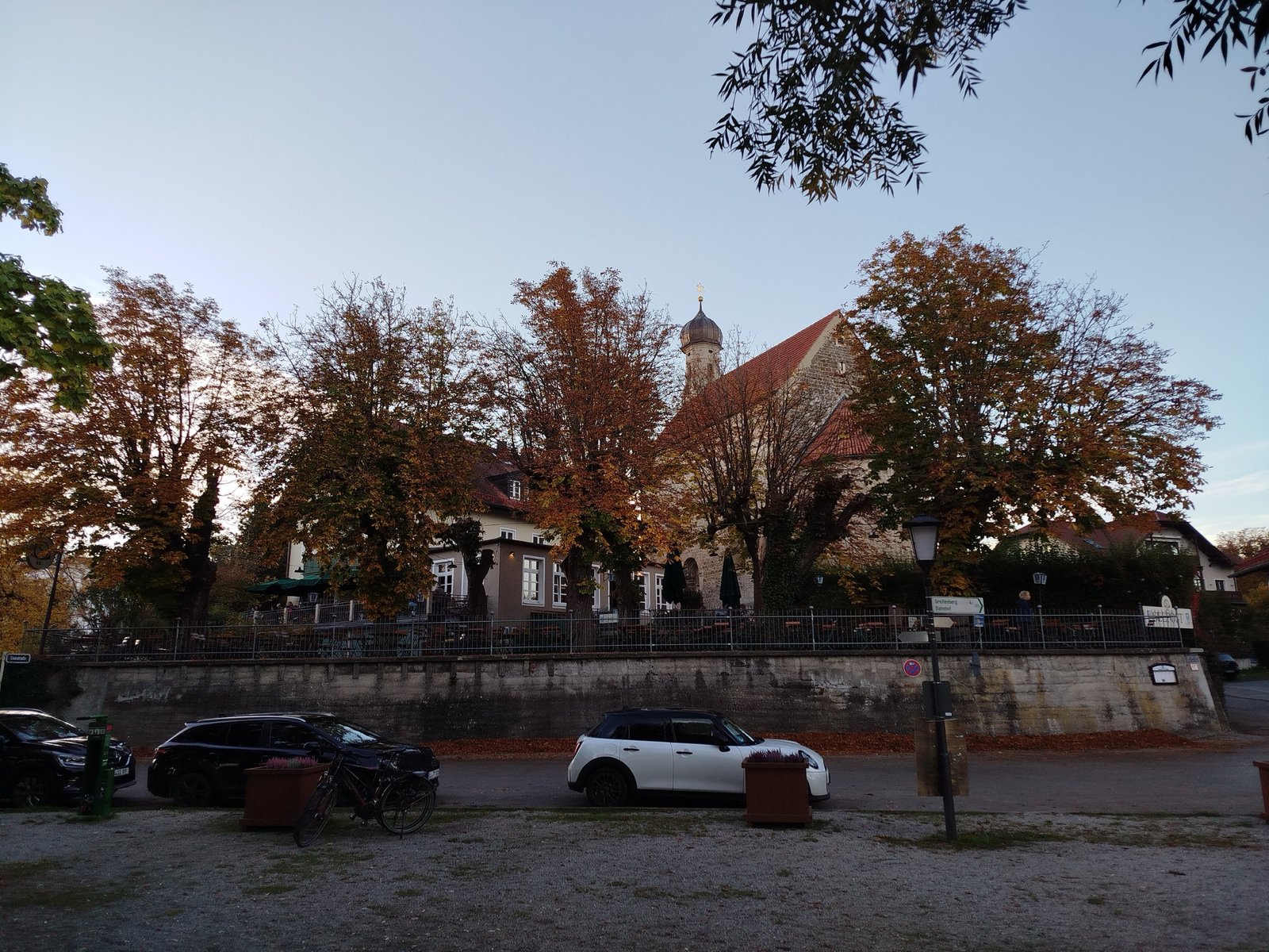 Seepost Schondorf mit romanischer Kirche